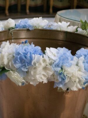 Decor din flori albe si albastre cristelnita pentru fetita