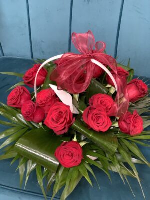 Cos decorat cu trandafiri rosii