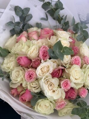 Buchet cu trandafiri albi si roz