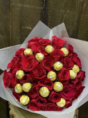 Buchet 33 Trandafiri Rosii de Ecuador si Decor Bomboane Ferrero Rocher - Sweet Like You