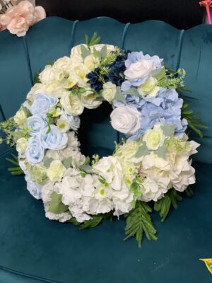 Coroana funerara de flori albe si albastre