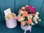 Cadou Sweet Box Aranjament Floral si Cutie 9 Macarons