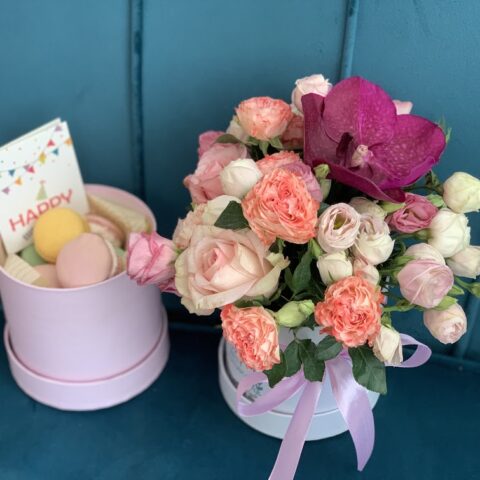 Cadou Sweet Box Aranjament Floral si Cutie 9 Macarons