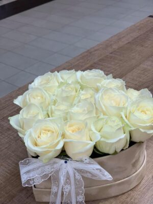 Aranjament din 15 Trandafiri Albi de Ecuador in Cutie de Catifea - White Pearl