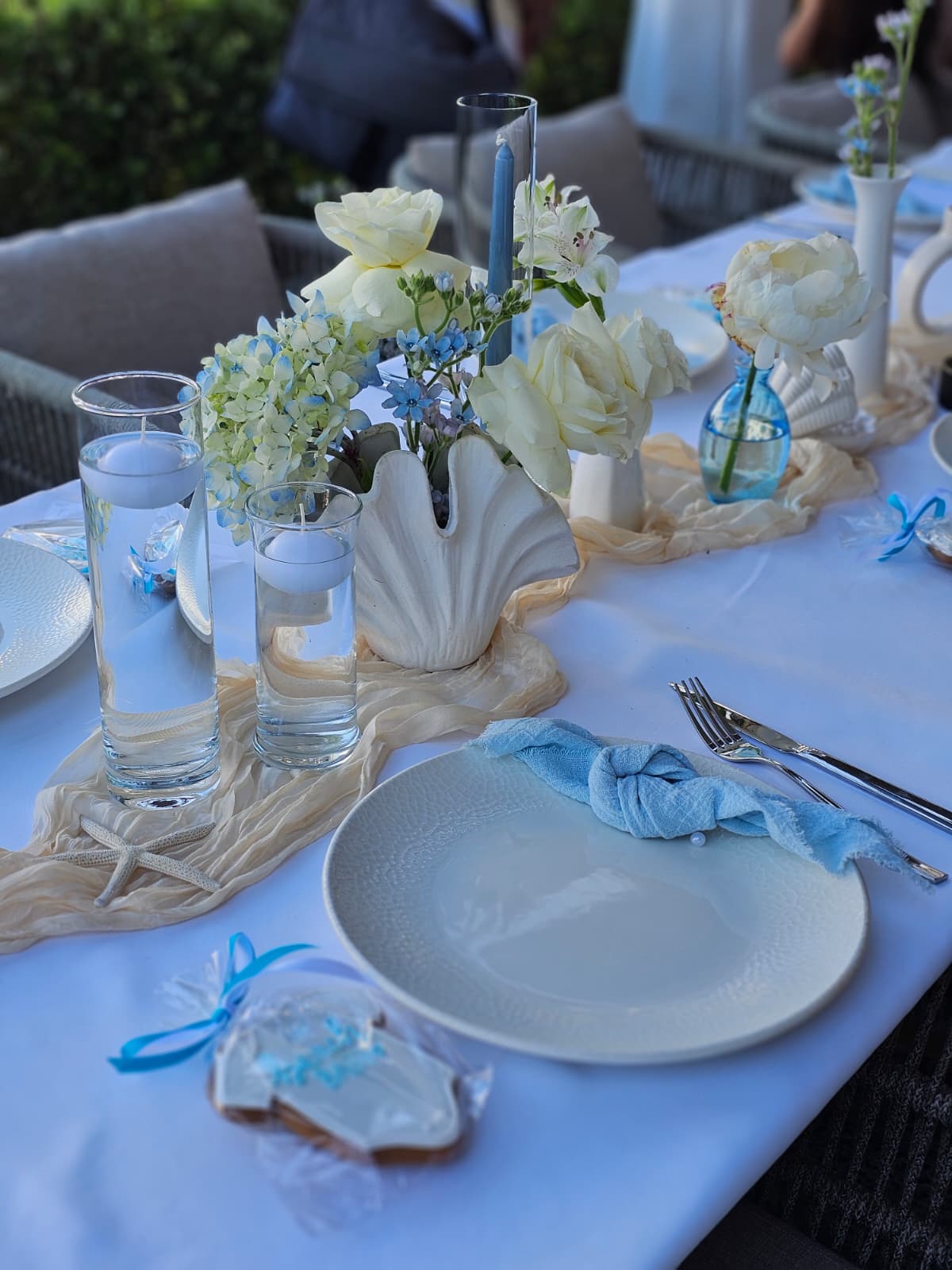 Dacă această amenajare este realizată de Royal Flowers, iată o descriere optimizată atât pentru clienți, cât și pentru Google. Titlu produs (SEO) Decor Masă Botez Bleu & Crem – Aranjamente Florale și Styling Premium Descriere Transformă masa invitaților într-un decor elegant și memorabil cu un aranjament de masă pentru botez realizat în nuanțe delicate de bleu, alb și crem. Acest concept de decor este creat special pentru evenimente rafinate, oferind un aspect aerisit și sofisticat. Designul îmbină armonios florile naturale, lumânările decorative, textilele fine și accesoriile tematice, creând o atmosferă elegantă și primitoare pentru invitați. În acest decor au fost folosite: aranjamente florale cu hortensii, trandafiri și flori sezoniere; sfeșnice și suporturi elegante pentru lumânări; textile decorative în nuanțe crem; șervețele bleu stilizate; decor inspirat din tema marină, perfect pentru botezul unui băiețel. Fiecare proiect este personalizat în funcție de locație, numărul invitaților și tema evenimentului, astfel încât fiecare botez să fie unic. Ce include decorul ✔ Aranjamente florale naturale ✔ Decor complet pentru masa invitaților ✔ Textile decorative premium ✔ Accesorii tematice ✔ Montaj profesional la locație ✔ Personalizare în funcție de tematica evenimentului Potrivit pentru Botez băiat Botez cu tematică marină Evenimente elegante Restaurante și locații premium Petreceri private De ce Royal Flowers? La Royal Flowers realizăm decoruri complete pentru botez, de la panouri foto cu baloane și aranjamente florale până la decorul meselor și al prezidiului. Fiecare eveniment este creat cu atenție la detalii, folosind materiale premium și flori proaspete pentru un rezultat spectaculos. Meta Title Decor Masă Botez Bleu și Crem | Aranjamente Florale Premium Meta Description Decor masă botez elegant în nuanțe de bleu, crem și alb. Aranjamente florale naturale, styling premium și montaj profesional realizat de Royal Flowers. Cuvinte cheie SEO decor masă botez aranjamente florale botez decor botez băiat decor masă invitați botez decor botez bleu decor botez crem decor botez elegant aranjamente flori botez decor evenimente premium Royal Flowers Acest tip de descriere este optimizat pentru Google și completează foarte bine pagina panoului foto, ajutând site-ul să se poziționeze și pe căutări precum „decor masă botez”, „aranjamente florale botez” și „decor botez băiat”.