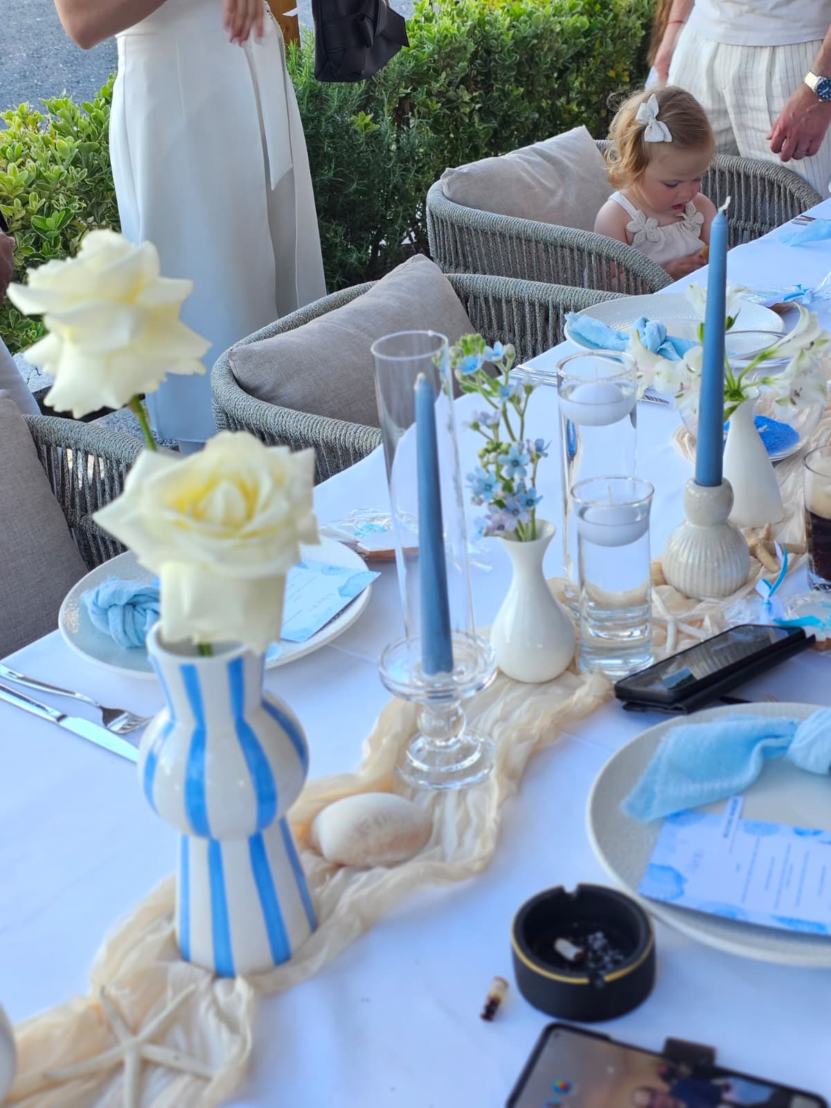 Dacă această amenajare este realizată de Royal Flowers, iată o descriere optimizată atât pentru clienți, cât și pentru Google. Titlu produs (SEO) Decor Masă Botez Bleu & Crem – Aranjamente Florale și Styling Premium Descriere Transformă masa invitaților într-un decor elegant și memorabil cu un aranjament de masă pentru botez realizat în nuanțe delicate de bleu, alb și crem. Acest concept de decor este creat special pentru evenimente rafinate, oferind un aspect aerisit și sofisticat. Designul îmbină armonios florile naturale, lumânările decorative, textilele fine și accesoriile tematice, creând o atmosferă elegantă și primitoare pentru invitați. În acest decor au fost folosite: aranjamente florale cu hortensii, trandafiri și flori sezoniere; sfeșnice și suporturi elegante pentru lumânări; textile decorative în nuanțe crem; șervețele bleu stilizate; decor inspirat din tema marină, perfect pentru botezul unui băiețel. Fiecare proiect este personalizat în funcție de locație, numărul invitaților și tema evenimentului, astfel încât fiecare botez să fie unic. Ce include decorul ✔ Aranjamente florale naturale ✔ Decor complet pentru masa invitaților ✔ Textile decorative premium ✔ Accesorii tematice ✔ Montaj profesional la locație ✔ Personalizare în funcție de tematica evenimentului Potrivit pentru Botez băiat Botez cu tematică marină Evenimente elegante Restaurante și locații premium Petreceri private De ce Royal Flowers? La Royal Flowers realizăm decoruri complete pentru botez, de la panouri foto cu baloane și aranjamente florale până la decorul meselor și al prezidiului. Fiecare eveniment este creat cu atenție la detalii, folosind materiale premium și flori proaspete pentru un rezultat spectaculos. Meta Title Decor Masă Botez Bleu și Crem | Aranjamente Florale Premium Meta Description Decor masă botez elegant în nuanțe de bleu, crem și alb. Aranjamente florale naturale, styling premium și montaj profesional realizat de Royal Flowers. Cuvinte cheie SEO decor masă botez aranjamente florale botez decor botez băiat decor masă invitați botez decor botez bleu decor botez crem decor botez elegant aranjamente flori botez decor evenimente premium Royal Flowers Acest tip de descriere este optimizat pentru Google și completează foarte bine pagina panoului foto, ajutând site-ul să se poziționeze și pe căutări precum „decor masă botez”, „aranjamente florale botez” și „decor botez băiat”.