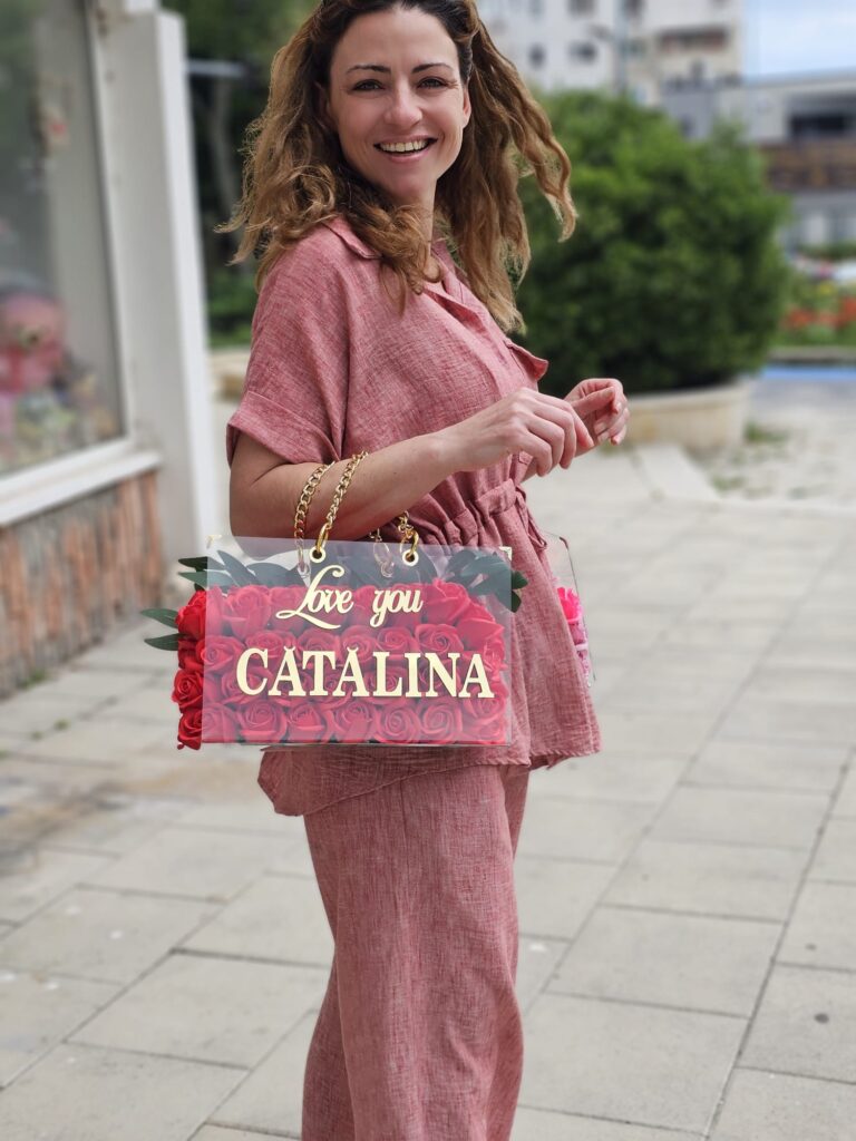 Meta Title SEO Geantă Acrilică cu Trandafiri de Săpun Personalizată | Cadou Premium Constanța | Royal Flowers Meta Description Surprinde persoana iubită cu o geantă elegantă din acril transparent, decorată cu trandafiri de săpun premium și personalizată cu nume sau mesaj. Cadoul perfect pentru aniversări, Valentine's Day, Dragobete și ocazii speciale. Livrare rapidă în Constanța prin Royal Flowers. H1 Geantă Acrilică Premium cu Trandafiri de Săpun Personalizată Un cadou exclusivist care impresionează prin eleganță și originalitate Dacă îți dorești un cadou cu adevărat special, Geanta Acrilică cu Trandafiri de Săpun Personalizată este alegerea perfectă. Realizată manual în atelierul Royal Flowers Constanța, această creație îmbină eleganța unei genți moderne cu frumusețea atemporală a trandafirilor de săpun, rezultând un cadou spectaculos care va atrage toate privirile. Geanta este confecționată din acril transparent premium, având un design contemporan și mânere metalice aurii cu lanț elegant, care îi oferă un aspect luxos. Interiorul este decorat cu trandafiri de săpun roșii de înaltă calitate, atent aranjați pentru un efect vizual impresionant. Elementul care o face cu adevărat unică este personalizarea. Poți adăuga numele persoanei dragi, un mesaj special, inițiale sau o declarație de dragoste, transformând această geantă într-o amintire de neuitat. Caracteristici Geantă realizată din acril transparent premium Trandafiri de săpun premium în interior Personalizare cu nume, mesaj sau inițiale Mânere metalice aurii cu lanț decorativ Design elegant și exclusivist Produs realizat manual Aspect premium, potrivit pentru cadouri de lux Ambalare elegantă inclusă Personalizare completă La Royal Flowers putem personaliza geanta cu: Numele persoanei iubite Mesaj romantic Declarație de dragoste Inițiale Mesaj aniversar Mesaj corporate Logo pentru cadouri business Fiecare comandă este realizată individual, astfel încât produsul final să fie unic și adaptat evenimentului tău. Cadoul perfect pentru orice ocazie Această geantă personalizată este ideală pentru: ❤️ Valentine's Day ❤️ Dragobete ❤️ Ziua Îndrăgostiților ❤️ Aniversarea relației ❤️ Cerere în căsătorie ❤️ Zi de naștere ❤️ Onomastică ❤️ 8 Martie ❤️ Ziua Mamei ❤️ Cadou pentru soție ❤️ Cadou pentru iubită ❤️ Cadou pentru mamă ❤️ Cadou corporate premium De ce să alegi trandafirii de săpun? Trandafirii de săpun sunt apreciați pentru frumusețea lor de lungă durată și pentru aspectul apropiat de florile naturale. Ei nu necesită întreținere, nu se ofilesc și rămân o amintire elegantă pentru mulți ani. În plus, pot parfuma discret spațiul și adaugă o notă de rafinament oricărui decor. Royal Flowers Constanța – Cadouri premium și flori deosebite Royal Flowers este mai mult decât o florărie în Constanța. Suntem specializați în realizarea de buchete premium, aranjamente florale, cutii cu flori, trandafiri de săpun și cadouri personalizate care transformă fiecare ocazie într-un moment memorabil. Serviciile noastre includ: Buchete de flori premium Aranjamente florale Trandafiri de săpun Cutii cu flori Cadouri personalizate Decor evenimente Livrare flori în Constanța Livrare cadouri în Constanța Livrare rapidă în Constanța Comandă online de pe www.royalflowers.ro sau vizitează florăria noastră din Constanța. Echipa Royal Flowers pregătește fiecare produs cu atenție și oferă livrare rapidă, astfel încât surpriza ta să ajungă în cele mai bune condiții. URL recomandat https://www.royalflowers.ro/geanta-acrilica-personalizata-cu-trandafiri-de-sapun Meta Keywords geantă cu trandafiri de săpun, geantă acrilică personalizată, geantă cu flori, geantă cu trandafiri, cadou personalizat Constanța, cadou romantic Constanța, trandafiri de săpun Constanța, florărie Constanța, Royal Flowers Constanța, cadou pentru iubită, cadou pentru soție, cadou Valentine's Day, cadou Dragobete, cadou aniversare, cadou elegant, geantă transparentă cu flori, livrare flori Constanța. SEO Title alternativ Geantă Personalizată cu Trandafiri de Săpun | Cadou Elegant | Royal Flowers Constanța Alt Text Imagine Geantă acrilică transparentă cu trandafiri de săpun roșii și personalizare cu nume, realizată de Royal Flowers Constanța – cadou premium pentru ocazii speciale.