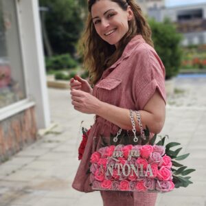 Meta Title SEO Geantă Acrilică cu Trandafiri de Săpun Personalizată | Cadou Premium Constanța | Royal Flowers Meta Description Surprinde persoana iubită cu o geantă elegantă din acril transparent, decorată cu trandafiri de săpun premium și personalizată cu nume sau mesaj. Cadoul perfect pentru aniversări, Valentine's Day, Dragobete și ocazii speciale. Livrare rapidă în Constanța prin Royal Flowers. H1 Geantă Acrilică Premium cu Trandafiri de Săpun Personalizată Un cadou exclusivist care impresionează prin eleganță și originalitate Dacă îți dorești un cadou cu adevărat special, Geanta Acrilică cu Trandafiri de Săpun Personalizată este alegerea perfectă. Realizată manual în atelierul Royal Flowers Constanța, această creație îmbină eleganța unei genți moderne cu frumusețea atemporală a trandafirilor de săpun, rezultând un cadou spectaculos care va atrage toate privirile. Geanta este confecționată din acril transparent premium, având un design contemporan și mânere metalice aurii cu lanț elegant, care îi oferă un aspect luxos. Interiorul este decorat cu trandafiri de săpun roșii de înaltă calitate, atent aranjați pentru un efect vizual impresionant. Elementul care o face cu adevărat unică este personalizarea. Poți adăuga numele persoanei dragi, un mesaj special, inițiale sau o declarație de dragoste, transformând această geantă într-o amintire de neuitat. Caracteristici Geantă realizată din acril transparent premium Trandafiri de săpun premium în interior Personalizare cu nume, mesaj sau inițiale Mânere metalice aurii cu lanț decorativ Design elegant și exclusivist Produs realizat manual Aspect premium, potrivit pentru cadouri de lux Ambalare elegantă inclusă Personalizare completă La Royal Flowers putem personaliza geanta cu: Numele persoanei iubite Mesaj romantic Declarație de dragoste Inițiale Mesaj aniversar Mesaj corporate Logo pentru cadouri business Fiecare comandă este realizată individual, astfel încât produsul final să fie unic și adaptat evenimentului tău. Cadoul perfect pentru orice ocazie Această geantă personalizată este ideală pentru: ❤️ Valentine's Day ❤️ Dragobete ❤️ Ziua Îndrăgostiților ❤️ Aniversarea relației ❤️ Cerere în căsătorie ❤️ Zi de naștere ❤️ Onomastică ❤️ 8 Martie ❤️ Ziua Mamei ❤️ Cadou pentru soție ❤️ Cadou pentru iubită ❤️ Cadou pentru mamă ❤️ Cadou corporate premium De ce să alegi trandafirii de săpun? Trandafirii de săpun sunt apreciați pentru frumusețea lor de lungă durată și pentru aspectul apropiat de florile naturale. Ei nu necesită întreținere, nu se ofilesc și rămân o amintire elegantă pentru mulți ani. În plus, pot parfuma discret spațiul și adaugă o notă de rafinament oricărui decor. Royal Flowers Constanța – Cadouri premium și flori deosebite Royal Flowers este mai mult decât o florărie în Constanța. Suntem specializați în realizarea de buchete premium, aranjamente florale, cutii cu flori, trandafiri de săpun și cadouri personalizate care transformă fiecare ocazie într-un moment memorabil. Serviciile noastre includ: Buchete de flori premium Aranjamente florale Trandafiri de săpun Cutii cu flori Cadouri personalizate Decor evenimente Livrare flori în Constanța Livrare cadouri în Constanța Livrare rapidă în Constanța Comandă online de pe www.royalflowers.ro sau vizitează florăria noastră din Constanța. Echipa Royal Flowers pregătește fiecare produs cu atenție și oferă livrare rapidă, astfel încât surpriza ta să ajungă în cele mai bune condiții. URL recomandat https://www.royalflowers.ro/geanta-acrilica-personalizata-cu-trandafiri-de-sapun Meta Keywords geantă cu trandafiri de săpun, geantă acrilică personalizată, geantă cu flori, geantă cu trandafiri, cadou personalizat Constanța, cadou romantic Constanța, trandafiri de săpun Constanța, florărie Constanța, Royal Flowers Constanța, cadou pentru iubită, cadou pentru soție, cadou Valentine's Day, cadou Dragobete, cadou aniversare, cadou elegant, geantă transparentă cu flori, livrare flori Constanța. SEO Title alternativ Geantă Personalizată cu Trandafiri de Săpun | Cadou Elegant | Royal Flowers Constanța Alt Text Imagine Geantă acrilică transparentă cu trandafiri de săpun roșii și personalizare cu nume, realizată de Royal Flowers Constanța – cadou premium pentru ocazii speciale.