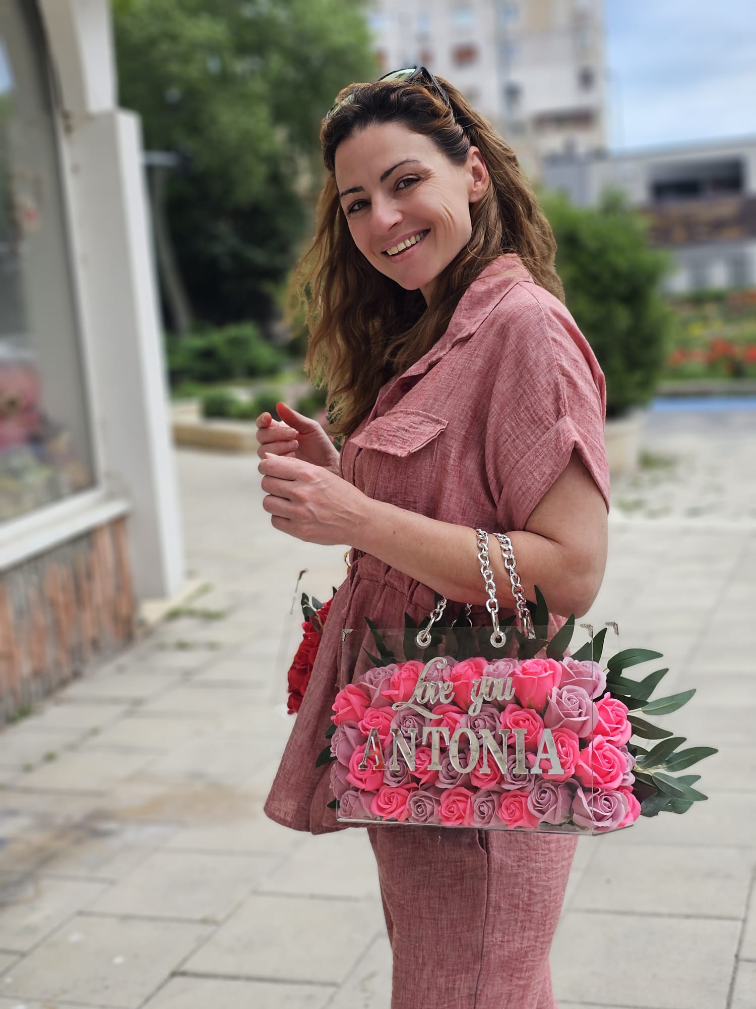 Meta Title SEO Geantă Acrilică cu Trandafiri de Săpun Personalizată | Cadou Premium Constanța | Royal Flowers Meta Description Surprinde persoana iubită cu o geantă elegantă din acril transparent, decorată cu trandafiri de săpun premium și personalizată cu nume sau mesaj. Cadoul perfect pentru aniversări, Valentine's Day, Dragobete și ocazii speciale. Livrare rapidă în Constanța prin Royal Flowers. H1 Geantă Acrilică Premium cu Trandafiri de Săpun Personalizată Un cadou exclusivist care impresionează prin eleganță și originalitate Dacă îți dorești un cadou cu adevărat special, Geanta Acrilică cu Trandafiri de Săpun Personalizată este alegerea perfectă. Realizată manual în atelierul Royal Flowers Constanța, această creație îmbină eleganța unei genți moderne cu frumusețea atemporală a trandafirilor de săpun, rezultând un cadou spectaculos care va atrage toate privirile. Geanta este confecționată din acril transparent premium, având un design contemporan și mânere metalice aurii cu lanț elegant, care îi oferă un aspect luxos. Interiorul este decorat cu trandafiri de săpun roșii de înaltă calitate, atent aranjați pentru un efect vizual impresionant. Elementul care o face cu adevărat unică este personalizarea. Poți adăuga numele persoanei dragi, un mesaj special, inițiale sau o declarație de dragoste, transformând această geantă într-o amintire de neuitat. Caracteristici Geantă realizată din acril transparent premium Trandafiri de săpun premium în interior Personalizare cu nume, mesaj sau inițiale Mânere metalice aurii cu lanț decorativ Design elegant și exclusivist Produs realizat manual Aspect premium, potrivit pentru cadouri de lux Ambalare elegantă inclusă Personalizare completă La Royal Flowers putem personaliza geanta cu: Numele persoanei iubite Mesaj romantic Declarație de dragoste Inițiale Mesaj aniversar Mesaj corporate Logo pentru cadouri business Fiecare comandă este realizată individual, astfel încât produsul final să fie unic și adaptat evenimentului tău. Cadoul perfect pentru orice ocazie Această geantă personalizată este ideală pentru: ❤️ Valentine's Day ❤️ Dragobete ❤️ Ziua Îndrăgostiților ❤️ Aniversarea relației ❤️ Cerere în căsătorie ❤️ Zi de naștere ❤️ Onomastică ❤️ 8 Martie ❤️ Ziua Mamei ❤️ Cadou pentru soție ❤️ Cadou pentru iubită ❤️ Cadou pentru mamă ❤️ Cadou corporate premium De ce să alegi trandafirii de săpun? Trandafirii de săpun sunt apreciați pentru frumusețea lor de lungă durată și pentru aspectul apropiat de florile naturale. Ei nu necesită întreținere, nu se ofilesc și rămân o amintire elegantă pentru mulți ani. În plus, pot parfuma discret spațiul și adaugă o notă de rafinament oricărui decor. Royal Flowers Constanța – Cadouri premium și flori deosebite Royal Flowers este mai mult decât o florărie în Constanța. Suntem specializați în realizarea de buchete premium, aranjamente florale, cutii cu flori, trandafiri de săpun și cadouri personalizate care transformă fiecare ocazie într-un moment memorabil. Serviciile noastre includ: Buchete de flori premium Aranjamente florale Trandafiri de săpun Cutii cu flori Cadouri personalizate Decor evenimente Livrare flori în Constanța Livrare cadouri în Constanța Livrare rapidă în Constanța Comandă online de pe www.royalflowers.ro sau vizitează florăria noastră din Constanța. Echipa Royal Flowers pregătește fiecare produs cu atenție și oferă livrare rapidă, astfel încât surpriza ta să ajungă în cele mai bune condiții. URL recomandat https://www.royalflowers.ro/geanta-acrilica-personalizata-cu-trandafiri-de-sapun Meta Keywords geantă cu trandafiri de săpun, geantă acrilică personalizată, geantă cu flori, geantă cu trandafiri, cadou personalizat Constanța, cadou romantic Constanța, trandafiri de săpun Constanța, florărie Constanța, Royal Flowers Constanța, cadou pentru iubită, cadou pentru soție, cadou Valentine's Day, cadou Dragobete, cadou aniversare, cadou elegant, geantă transparentă cu flori, livrare flori Constanța. SEO Title alternativ Geantă Personalizată cu Trandafiri de Săpun | Cadou Elegant | Royal Flowers Constanța Alt Text Imagine Geantă acrilică transparentă cu trandafiri de săpun roșii și personalizare cu nume, realizată de Royal Flowers Constanța – cadou premium pentru ocazii speciale.