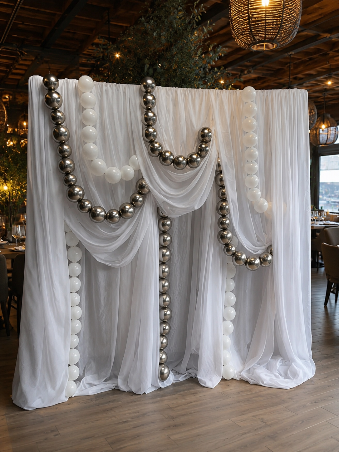 Meta Title (SEO) Organizare Evenimente Constanța | Decor Restaurant cu Voal și Baloane Premium | Royal Flowers Meta Description Descoperă decoruri premium pentru organizare evenimente în Constanța. Royal Flowers realizează decor restaurant, panouri foto, decor nuntă, botez și aniversări cu montaj profesionist și design elegant. H1 Panou Decorativ Premium cu Voal și Baloane pentru Evenimente în Constanța Eleganță și rafinament pentru evenimentul tău Transformă orice restaurant, salon de evenimente sau locație privată într-un spațiu spectaculos cu ajutorul acestui panou decorativ premium cu voal și baloane, realizat exclusiv de Royal Flowers Constanța. Designul modern, inspirat din tendințele internaționale de event design, oferă un fundal elegant pentru fotografii și creează o atmosferă deosebită pentru invitați. Drapajele ample din voal alb, combinate cu ghirlandele din baloane albe și crom argintiu, creează un decor sofisticat, perfect pentru evenimente elegante organizate în restaurante, hoteluri sau săli de evenimente din Constanța. Acest panou este una dintre cele mai apreciate opțiuni pentru organizare evenimente Constanța, fiind ideal atât pentru evenimente private, cât și pentru cele corporate. Decor ideal pentru orice tip de eveniment Acest decor poate fi utilizat pentru: Nunți Botezuri Cununii civile Majorate Aniversări Petreceri private Evenimente corporate Lansări de produse Petreceri festive Ședințe foto Photobooth Indiferent de conceptul ales, panoul oferă un fundal elegant care pune în valoare fiecare moment important. Design premium realizat de Royal Flowers Constanța Fiecare decor este realizat cu atenție la detalii și adaptat spațiului în care este montat. Panoul include: ✔ Drapaje elegante din voal alb premium ✔ Ghirlande decorative cu baloane albe și crom argintiu ✔ Structură profesională și stabilă ✔ Design simetric și modern ✔ Aspect luxury pentru fotografii și filmări ✔ Montaj și demontaj realizate de echipa Royal Flowers De ce să alegi Royal Flowers? Royal Flowers nu este doar o florărie în Constanța, ci un partener complet pentru decorul evenimentului tău. Pe lângă buchete și aranjamente florale premium, realizăm decoruri personalizate pentru restaurante, saloane și locații private, folosind materiale de calitate și cele mai noi tendințe în event design. Serviciile noastre includ: Organizare evenimente Constanța Decor nuntă Constanța Decor botez Constanța Decor restaurant Constanța Panouri foto Arcade cu baloane Decor floral Aranjamente florale premium Închiriere decor evenimente Montaj și transport Potrivit pentru restaurante și saloane din Constanța Acest panou decorativ este conceput pentru a fi amplasat în restaurante și săli de evenimente, devenind punctul principal al încăperii. Poate fi poziționat în spatele mesei de prezidiu, în zona candy bar, lângă tort sau într-un spațiu dedicat fotografiilor. Aspectul elegant și culorile neutre permit integrarea în orice tematică de eveniment. Comandă decorul tău premium Dacă îți dorești un decor elegant și memorabil pentru evenimentul tău, echipa Royal Flowers Constanța îți oferă consultanță, transport, montaj și personalizare completă. Vizitează www.royalflowers.ro sau showroom-ul nostru din Constanța pentru a descoperi cele mai noi colecții de decoruri pentru evenimente, aranjamente florale și baloane premium. URL recomandat https://www.royalflowers.ro/decor-restaurant-voal-baloane-constanta SEO Title alternativ Decor Restaurant Constanța | Organizare Evenimente Constanța | Royal Flowers Alt Text Imagine Panou decorativ premium cu voal alb și baloane crom argintiu montat într-un restaurant pentru organizare evenimente în Constanța. Cuvinte cheie SEO organizare evenimente Constanța, decor evenimente Constanța, decor restaurant Constanța, decor nuntă Constanța, decor botez Constanța, decor baloane Constanța, panou foto Constanța, panou decorativ Constanța, florărie Constanța, Royal Flowers Constanța, aranjamente florale Constanța, decor sală evenimente Constanța, decor premium Constanța, închiriere decor evenimente Constanța, decor candy bar Constanța, decor prezidiu Constanța. Recomandare SEO: deoarece acest produs face parte dintr-o categorie diferită față de florărie, este indicat să îl încadrați într-o categorie dedicată, de exemplu „Decor Evenimente Constanța” sau „Organizare Evenimente Constanța”. Astfel, pagina are șanse mai mari să se poziționeze în Google atât pentru căutările legate de decor și organizare evenimente, cât și să consolideze autoritatea domeniului Royal Flowers pe această nișă.