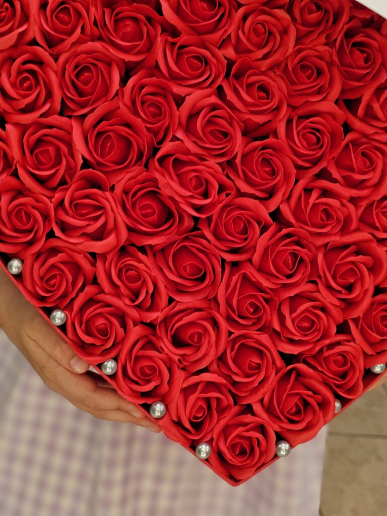 Meta Title SEO Inimă cu 85 Trandafiri de Săpun | Cadou Romantic Premium Constanța | Royal Flowers Meta Description Surprinde persoana iubită cu o inimă elegantă ce conține 85 de trandafiri de săpun premium. Cadoul perfect pentru Valentine's Day, Dragobete, aniversări și declarații de dragoste. Livrare rapidă în Constanța prin Royal Flowers. H1 Inimă Premium cu 85 de Trandafiri de Săpun Un cadou spectaculos care păstrează amintirile vii Atunci când vrei să transmiți iubire, admirație și emoție într-un mod elegant, Inima cu 85 de trandafiri de săpun este alegerea perfectă. Creată manual de echipa Royal Flowers Constanța, această cutie în formă de inimă impresionează prin designul său sofisticat și prin cei 85 de trandafiri de săpun atent aranjați pentru a crea un efect vizual spectaculos. Spre deosebire de florile naturale, trandafirii de săpun își păstrează frumusețea pentru o perioadă îndelungată, fără întreținere, devenind un simbol al iubirii care durează. Fiecare floare este realizată cu atenție la detalii, imitând perfect textura și eleganța unui trandafir natural. Accentele decorative cu perle și cutia premium în formă de inimă transformă acest aranjament într-un cadou exclusivist, ideal pentru cele mai importante momente din viață. De ce să alegi această inimă cu 85 de trandafiri? Conține 85 de trandafiri de săpun premium Design elegant în formă de inimă Aspect luxuriant și rafinat Nu necesită apă sau întreținere Își păstrează frumusețea timp îndelungat Include cutie premium reutilizabilă Decorată cu perle ornamentale Realizată manual în atelierul Royal Flowers Cadoul ideal pentru orice ocazie Această inimă cu trandafiri de săpun este potrivită pentru: ❤️ Valentine's Day ❤️ Dragobete ❤️ Ziua Îndrăgostiților ❤️ Aniversarea relației ❤️ Cerere în căsătorie ❤️ Zi de naștere ❤️ Onomastică ❤️ Cadou pentru soție ❤️ Cadou pentru iubită ❤️ Cadou pentru mamă ❤️ Cadou pentru fiică ❤️ Cadou elegant pentru orice persoană dragă Simbolul iubirii care durează Trandafirii roșii reprezintă iubirea profundă, pasiunea și respectul. Cele 85 de flori creează un aranjament impresionant, care transmite un mesaj puternic fără a fi nevoie de cuvinte. Datorită materialului premium din care sunt realizați, trandafirii de săpun își păstrează culoarea și forma, transformând acest aranjament într-o amintire de lungă durată. Royal Flowers Constanța – Mai mult decât o florărie La Royal Flowers Constanța realizăm aranjamente florale premium, buchete personalizate și cadouri elegante pentru toate ocaziile. Fiecare produs este pregătit cu grijă și atenție la cele mai mici detalii, pentru ca experiența oferită să fie una memorabilă. Pe lângă florile naturale, oferim o gamă variată de: Aranjamente cu trandafiri de săpun Cutii cu flori premium Ursuleți din trandafiri Buchete personalizate Cadouri romantice Decoruri pentru evenimente Livrare flori în Constanța și împrejurimi Livrare în Constanța Comandă rapid această inimă cu 85 de trandafiri de săpun și surprinde persoana iubită cu un cadou elegant, pregătit cu pasiune de echipa Royal Flowers. Oferim livrare rapidă în Constanța și posibilitatea de a adăuga un mesaj personalizat gratuit. URL recomandat https://www.royalflowers.ro/inima-85-trandafiri-de-sapun SEO Title alternativ Inimă cu 85 Trandafiri de Săpun | Cadou Romantic | Royal Flowers Constanța Alt Text Imagine Inimă premium cu 85 de trandafiri de săpun roșii, realizată manual de Royal Flowers Constanța, cadoul ideal pentru Valentine's Day, Dragobete și aniversări. Cuvinte cheie SEO trandafiri de săpun, inimă cu trandafiri de săpun, 85 trandafiri de săpun, cadou romantic Constanța, cadou Valentine's Day, cadou Dragobete, cadou aniversare, cutie inimă cu trandafiri, flori de săpun Constanța, florărie Constanța, cadouri premium Constanța, Royal Flowers Constanța, livrare flori Constanța, cadou pentru iubită, cadou pentru soție, aranjament cu trandafiri de săpun. Recomandare SEO: pentru a atrage trafic organic, încadrează produsul în categoria „Trandafiri de Săpun” și creează legături interne către categoriile „Cadouri”, „Cutii cu Flori”, „Valentine's Day”, „Dragobete” și „Flori Constanța”. Această structură va ajuta pagina să se poziționeze atât pentru căutări locale (florărie Constanța, cadouri Constanța), cât și pentru căutări naționale precum inimă cu trandafiri de săpun sau cadou romantic cu trandafiri de săpun.