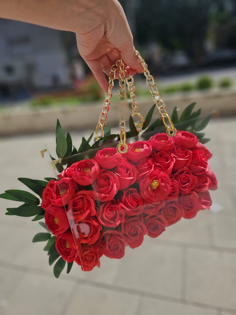 Meta Title SEO Geantă Acrilică cu Trandafiri de Săpun Personalizată | Cadou Premium Constanța | Royal Flowers Meta Description Surprinde persoana iubită cu o geantă elegantă din acril transparent, decorată cu trandafiri de săpun premium și personalizată cu nume sau mesaj. Cadoul perfect pentru aniversări, Valentine's Day, Dragobete și ocazii speciale. Livrare rapidă în Constanța prin Royal Flowers. H1 Geantă Acrilică Premium cu Trandafiri de Săpun Personalizată Un cadou exclusivist care impresionează prin eleganță și originalitate Dacă îți dorești un cadou cu adevărat special, Geanta Acrilică cu Trandafiri de Săpun Personalizată este alegerea perfectă. Realizată manual în atelierul Royal Flowers Constanța, această creație îmbină eleganța unei genți moderne cu frumusețea atemporală a trandafirilor de săpun, rezultând un cadou spectaculos care va atrage toate privirile. Geanta este confecționată din acril transparent premium, având un design contemporan și mânere metalice aurii cu lanț elegant, care îi oferă un aspect luxos. Interiorul este decorat cu trandafiri de săpun roșii de înaltă calitate, atent aranjați pentru un efect vizual impresionant. Elementul care o face cu adevărat unică este personalizarea. Poți adăuga numele persoanei dragi, un mesaj special, inițiale sau o declarație de dragoste, transformând această geantă într-o amintire de neuitat. Caracteristici Geantă realizată din acril transparent premium Trandafiri de săpun premium în interior Personalizare cu nume, mesaj sau inițiale Mânere metalice aurii cu lanț decorativ Design elegant și exclusivist Produs realizat manual Aspect premium, potrivit pentru cadouri de lux Ambalare elegantă inclusă Personalizare completă La Royal Flowers putem personaliza geanta cu: Numele persoanei iubite Mesaj romantic Declarație de dragoste Inițiale Mesaj aniversar Mesaj corporate Logo pentru cadouri business Fiecare comandă este realizată individual, astfel încât produsul final să fie unic și adaptat evenimentului tău. Cadoul perfect pentru orice ocazie Această geantă personalizată este ideală pentru: ❤️ Valentine's Day ❤️ Dragobete ❤️ Ziua Îndrăgostiților ❤️ Aniversarea relației ❤️ Cerere în căsătorie ❤️ Zi de naștere ❤️ Onomastică ❤️ 8 Martie ❤️ Ziua Mamei ❤️ Cadou pentru soție ❤️ Cadou pentru iubită ❤️ Cadou pentru mamă ❤️ Cadou corporate premium De ce să alegi trandafirii de săpun? Trandafirii de săpun sunt apreciați pentru frumusețea lor de lungă durată și pentru aspectul apropiat de florile naturale. Ei nu necesită întreținere, nu se ofilesc și rămân o amintire elegantă pentru mulți ani. În plus, pot parfuma discret spațiul și adaugă o notă de rafinament oricărui decor. Royal Flowers Constanța – Cadouri premium și flori deosebite Royal Flowers este mai mult decât o florărie în Constanța. Suntem specializați în realizarea de buchete premium, aranjamente florale, cutii cu flori, trandafiri de săpun și cadouri personalizate care transformă fiecare ocazie într-un moment memorabil. Serviciile noastre includ: Buchete de flori premium Aranjamente florale Trandafiri de săpun Cutii cu flori Cadouri personalizate Decor evenimente Livrare flori în Constanța Livrare cadouri în Constanța Livrare rapidă în Constanța Comandă online de pe www.royalflowers.ro sau vizitează florăria noastră din Constanța. Echipa Royal Flowers pregătește fiecare produs cu atenție și oferă livrare rapidă, astfel încât surpriza ta să ajungă în cele mai bune condiții. URL recomandat https://www.royalflowers.ro/geanta-acrilica-personalizata-cu-trandafiri-de-sapun Meta Keywords geantă cu trandafiri de săpun, geantă acrilică personalizată, geantă cu flori, geantă cu trandafiri, cadou personalizat Constanța, cadou romantic Constanța, trandafiri de săpun Constanța, florărie Constanța, Royal Flowers Constanța, cadou pentru iubită, cadou pentru soție, cadou Valentine's Day, cadou Dragobete, cadou aniversare, cadou elegant, geantă transparentă cu flori, livrare flori Constanța. SEO Title alternativ Geantă Personalizată cu Trandafiri de Săpun | Cadou Elegant | Royal Flowers Constanța Alt Text Imagine Geantă acrilică transparentă cu trandafiri de săpun roșii și personalizare cu nume, realizată de Royal Flowers Constanța – cadou premium pentru ocazii speciale.
