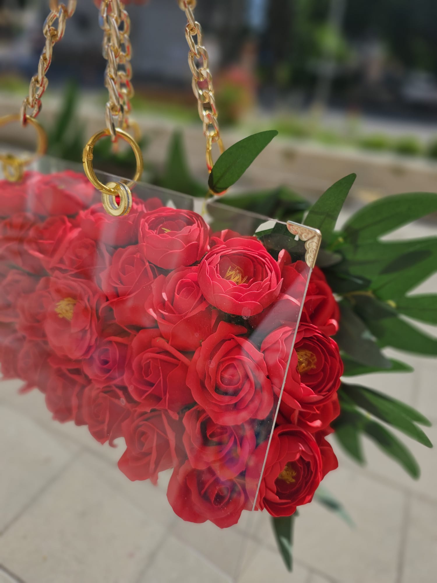 Meta Title SEO Geantă Acrilică cu Trandafiri de Săpun Personalizată | Cadou Premium Constanța | Royal Flowers Meta Description Surprinde persoana iubită cu o geantă elegantă din acril transparent, decorată cu trandafiri de săpun premium și personalizată cu nume sau mesaj. Cadoul perfect pentru aniversări, Valentine's Day, Dragobete și ocazii speciale. Livrare rapidă în Constanța prin Royal Flowers. H1 Geantă Acrilică Premium cu Trandafiri de Săpun Personalizată Un cadou exclusivist care impresionează prin eleganță și originalitate Dacă îți dorești un cadou cu adevărat special, Geanta Acrilică cu Trandafiri de Săpun Personalizată este alegerea perfectă. Realizată manual în atelierul Royal Flowers Constanța, această creație îmbină eleganța unei genți moderne cu frumusețea atemporală a trandafirilor de săpun, rezultând un cadou spectaculos care va atrage toate privirile. Geanta este confecționată din acril transparent premium, având un design contemporan și mânere metalice aurii cu lanț elegant, care îi oferă un aspect luxos. Interiorul este decorat cu trandafiri de săpun roșii de înaltă calitate, atent aranjați pentru un efect vizual impresionant. Elementul care o face cu adevărat unică este personalizarea. Poți adăuga numele persoanei dragi, un mesaj special, inițiale sau o declarație de dragoste, transformând această geantă într-o amintire de neuitat. Caracteristici Geantă realizată din acril transparent premium Trandafiri de săpun premium în interior Personalizare cu nume, mesaj sau inițiale Mânere metalice aurii cu lanț decorativ Design elegant și exclusivist Produs realizat manual Aspect premium, potrivit pentru cadouri de lux Ambalare elegantă inclusă Personalizare completă La Royal Flowers putem personaliza geanta cu: Numele persoanei iubite Mesaj romantic Declarație de dragoste Inițiale Mesaj aniversar Mesaj corporate Logo pentru cadouri business Fiecare comandă este realizată individual, astfel încât produsul final să fie unic și adaptat evenimentului tău. Cadoul perfect pentru orice ocazie Această geantă personalizată este ideală pentru: ❤️ Valentine's Day ❤️ Dragobete ❤️ Ziua Îndrăgostiților ❤️ Aniversarea relației ❤️ Cerere în căsătorie ❤️ Zi de naștere ❤️ Onomastică ❤️ 8 Martie ❤️ Ziua Mamei ❤️ Cadou pentru soție ❤️ Cadou pentru iubită ❤️ Cadou pentru mamă ❤️ Cadou corporate premium De ce să alegi trandafirii de săpun? Trandafirii de săpun sunt apreciați pentru frumusețea lor de lungă durată și pentru aspectul apropiat de florile naturale. Ei nu necesită întreținere, nu se ofilesc și rămân o amintire elegantă pentru mulți ani. În plus, pot parfuma discret spațiul și adaugă o notă de rafinament oricărui decor. Royal Flowers Constanța – Cadouri premium și flori deosebite Royal Flowers este mai mult decât o florărie în Constanța. Suntem specializați în realizarea de buchete premium, aranjamente florale, cutii cu flori, trandafiri de săpun și cadouri personalizate care transformă fiecare ocazie într-un moment memorabil. Serviciile noastre includ: Buchete de flori premium Aranjamente florale Trandafiri de săpun Cutii cu flori Cadouri personalizate Decor evenimente Livrare flori în Constanța Livrare cadouri în Constanța Livrare rapidă în Constanța Comandă online de pe www.royalflowers.ro sau vizitează florăria noastră din Constanța. Echipa Royal Flowers pregătește fiecare produs cu atenție și oferă livrare rapidă, astfel încât surpriza ta să ajungă în cele mai bune condiții. URL recomandat https://www.royalflowers.ro/geanta-acrilica-personalizata-cu-trandafiri-de-sapun Meta Keywords geantă cu trandafiri de săpun, geantă acrilică personalizată, geantă cu flori, geantă cu trandafiri, cadou personalizat Constanța, cadou romantic Constanța, trandafiri de săpun Constanța, florărie Constanța, Royal Flowers Constanța, cadou pentru iubită, cadou pentru soție, cadou Valentine's Day, cadou Dragobete, cadou aniversare, cadou elegant, geantă transparentă cu flori, livrare flori Constanța. SEO Title alternativ Geantă Personalizată cu Trandafiri de Săpun | Cadou Elegant | Royal Flowers Constanța Alt Text Imagine Geantă acrilică transparentă cu trandafiri de săpun roșii și personalizare cu nume, realizată de Royal Flowers Constanța – cadou premium pentru ocazii speciale.