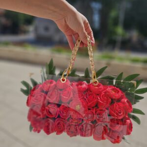 Meta Title SEO Geantă Acrilică cu Trandafiri de Săpun Personalizată | Cadou Premium Constanța | Royal Flowers Meta Description Surprinde persoana iubită cu o geantă elegantă din acril transparent, decorată cu trandafiri de săpun premium și personalizată cu nume sau mesaj. Cadoul perfect pentru aniversări, Valentine's Day, Dragobete și ocazii speciale. Livrare rapidă în Constanța prin Royal Flowers. H1 Geantă Acrilică Premium cu Trandafiri de Săpun Personalizată Un cadou exclusivist care impresionează prin eleganță și originalitate Dacă îți dorești un cadou cu adevărat special, Geanta Acrilică cu Trandafiri de Săpun Personalizată este alegerea perfectă. Realizată manual în atelierul Royal Flowers Constanța, această creație îmbină eleganța unei genți moderne cu frumusețea atemporală a trandafirilor de săpun, rezultând un cadou spectaculos care va atrage toate privirile. Geanta este confecționată din acril transparent premium, având un design contemporan și mânere metalice aurii cu lanț elegant, care îi oferă un aspect luxos. Interiorul este decorat cu trandafiri de săpun roșii de înaltă calitate, atent aranjați pentru un efect vizual impresionant. Elementul care o face cu adevărat unică este personalizarea. Poți adăuga numele persoanei dragi, un mesaj special, inițiale sau o declarație de dragoste, transformând această geantă într-o amintire de neuitat. Caracteristici Geantă realizată din acril transparent premium Trandafiri de săpun premium în interior Personalizare cu nume, mesaj sau inițiale Mânere metalice aurii cu lanț decorativ Design elegant și exclusivist Produs realizat manual Aspect premium, potrivit pentru cadouri de lux Ambalare elegantă inclusă Personalizare completă La Royal Flowers putem personaliza geanta cu: Numele persoanei iubite Mesaj romantic Declarație de dragoste Inițiale Mesaj aniversar Mesaj corporate Logo pentru cadouri business Fiecare comandă este realizată individual, astfel încât produsul final să fie unic și adaptat evenimentului tău. Cadoul perfect pentru orice ocazie Această geantă personalizată este ideală pentru: ❤️ Valentine's Day ❤️ Dragobete ❤️ Ziua Îndrăgostiților ❤️ Aniversarea relației ❤️ Cerere în căsătorie ❤️ Zi de naștere ❤️ Onomastică ❤️ 8 Martie ❤️ Ziua Mamei ❤️ Cadou pentru soție ❤️ Cadou pentru iubită ❤️ Cadou pentru mamă ❤️ Cadou corporate premium De ce să alegi trandafirii de săpun? Trandafirii de săpun sunt apreciați pentru frumusețea lor de lungă durată și pentru aspectul apropiat de florile naturale. Ei nu necesită întreținere, nu se ofilesc și rămân o amintire elegantă pentru mulți ani. În plus, pot parfuma discret spațiul și adaugă o notă de rafinament oricărui decor. Royal Flowers Constanța – Cadouri premium și flori deosebite Royal Flowers este mai mult decât o florărie în Constanța. Suntem specializați în realizarea de buchete premium, aranjamente florale, cutii cu flori, trandafiri de săpun și cadouri personalizate care transformă fiecare ocazie într-un moment memorabil. Serviciile noastre includ: Buchete de flori premium Aranjamente florale Trandafiri de săpun Cutii cu flori Cadouri personalizate Decor evenimente Livrare flori în Constanța Livrare cadouri în Constanța Livrare rapidă în Constanța Comandă online de pe www.royalflowers.ro sau vizitează florăria noastră din Constanța. Echipa Royal Flowers pregătește fiecare produs cu atenție și oferă livrare rapidă, astfel încât surpriza ta să ajungă în cele mai bune condiții. URL recomandat https://www.royalflowers.ro/geanta-acrilica-personalizata-cu-trandafiri-de-sapun Meta Keywords geantă cu trandafiri de săpun, geantă acrilică personalizată, geantă cu flori, geantă cu trandafiri, cadou personalizat Constanța, cadou romantic Constanța, trandafiri de săpun Constanța, florărie Constanța, Royal Flowers Constanța, cadou pentru iubită, cadou pentru soție, cadou Valentine's Day, cadou Dragobete, cadou aniversare, cadou elegant, geantă transparentă cu flori, livrare flori Constanța. SEO Title alternativ Geantă Personalizată cu Trandafiri de Săpun | Cadou Elegant | Royal Flowers Constanța Alt Text Imagine Geantă acrilică transparentă cu trandafiri de săpun roșii și personalizare cu nume, realizată de Royal Flowers Constanța – cadou premium pentru ocazii speciale.