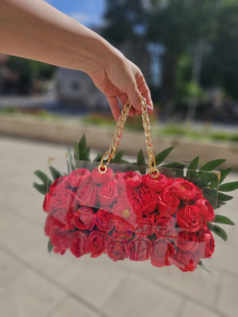 Meta Title SEO Geantă Acrilică cu Trandafiri de Săpun Personalizată | Cadou Premium Constanța | Royal Flowers Meta Description Surprinde persoana iubită cu o geantă elegantă din acril transparent, decorată cu trandafiri de săpun premium și personalizată cu nume sau mesaj. Cadoul perfect pentru aniversări, Valentine's Day, Dragobete și ocazii speciale. Livrare rapidă în Constanța prin Royal Flowers. H1 Geantă Acrilică Premium cu Trandafiri de Săpun Personalizată Un cadou exclusivist care impresionează prin eleganță și originalitate Dacă îți dorești un cadou cu adevărat special, Geanta Acrilică cu Trandafiri de Săpun Personalizată este alegerea perfectă. Realizată manual în atelierul Royal Flowers Constanța, această creație îmbină eleganța unei genți moderne cu frumusețea atemporală a trandafirilor de săpun, rezultând un cadou spectaculos care va atrage toate privirile. Geanta este confecționată din acril transparent premium, având un design contemporan și mânere metalice aurii cu lanț elegant, care îi oferă un aspect luxos. Interiorul este decorat cu trandafiri de săpun roșii de înaltă calitate, atent aranjați pentru un efect vizual impresionant. Elementul care o face cu adevărat unică este personalizarea. Poți adăuga numele persoanei dragi, un mesaj special, inițiale sau o declarație de dragoste, transformând această geantă într-o amintire de neuitat. Caracteristici Geantă realizată din acril transparent premium Trandafiri de săpun premium în interior Personalizare cu nume, mesaj sau inițiale Mânere metalice aurii cu lanț decorativ Design elegant și exclusivist Produs realizat manual Aspect premium, potrivit pentru cadouri de lux Ambalare elegantă inclusă Personalizare completă La Royal Flowers putem personaliza geanta cu: Numele persoanei iubite Mesaj romantic Declarație de dragoste Inițiale Mesaj aniversar Mesaj corporate Logo pentru cadouri business Fiecare comandă este realizată individual, astfel încât produsul final să fie unic și adaptat evenimentului tău. Cadoul perfect pentru orice ocazie Această geantă personalizată este ideală pentru: ❤️ Valentine's Day ❤️ Dragobete ❤️ Ziua Îndrăgostiților ❤️ Aniversarea relației ❤️ Cerere în căsătorie ❤️ Zi de naștere ❤️ Onomastică ❤️ 8 Martie ❤️ Ziua Mamei ❤️ Cadou pentru soție ❤️ Cadou pentru iubită ❤️ Cadou pentru mamă ❤️ Cadou corporate premium De ce să alegi trandafirii de săpun? Trandafirii de săpun sunt apreciați pentru frumusețea lor de lungă durată și pentru aspectul apropiat de florile naturale. Ei nu necesită întreținere, nu se ofilesc și rămân o amintire elegantă pentru mulți ani. În plus, pot parfuma discret spațiul și adaugă o notă de rafinament oricărui decor. Royal Flowers Constanța – Cadouri premium și flori deosebite Royal Flowers este mai mult decât o florărie în Constanța. Suntem specializați în realizarea de buchete premium, aranjamente florale, cutii cu flori, trandafiri de săpun și cadouri personalizate care transformă fiecare ocazie într-un moment memorabil. Serviciile noastre includ: Buchete de flori premium Aranjamente florale Trandafiri de săpun Cutii cu flori Cadouri personalizate Decor evenimente Livrare flori în Constanța Livrare cadouri în Constanța Livrare rapidă în Constanța Comandă online de pe www.royalflowers.ro sau vizitează florăria noastră din Constanța. Echipa Royal Flowers pregătește fiecare produs cu atenție și oferă livrare rapidă, astfel încât surpriza ta să ajungă în cele mai bune condiții. URL recomandat https://www.royalflowers.ro/geanta-acrilica-personalizata-cu-trandafiri-de-sapun Meta Keywords geantă cu trandafiri de săpun, geantă acrilică personalizată, geantă cu flori, geantă cu trandafiri, cadou personalizat Constanța, cadou romantic Constanța, trandafiri de săpun Constanța, florărie Constanța, Royal Flowers Constanța, cadou pentru iubită, cadou pentru soție, cadou Valentine's Day, cadou Dragobete, cadou aniversare, cadou elegant, geantă transparentă cu flori, livrare flori Constanța. SEO Title alternativ Geantă Personalizată cu Trandafiri de Săpun | Cadou Elegant | Royal Flowers Constanța Alt Text Imagine Geantă acrilică transparentă cu trandafiri de săpun roșii și personalizare cu nume, realizată de Royal Flowers Constanța – cadou premium pentru ocazii speciale.