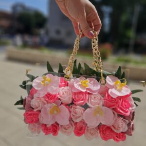 Meta Title SEO Geantă Acrilică cu Trandafiri, Orhidee și Camelia din Săpun | Cadou Premium | Royal Flowers Constanța Meta Description Descoperă geanta acrilică premium decorată cu trandafiri roz, orhidee și camelia din săpun parfumat. Un cadou elegant și de lungă durată, realizat manual de Royal Flowers Constanța. Ideal pentru aniversări, 8 Martie, Valentine's Day și alte ocazii speciale. H1 Geantă Acrilică Premium cu Trandafiri, Orhidee și Camelia din Săpun Un cadou exclusivist care îmbină eleganța florilor cu frumusețea unui accesoriu de lux Surprinde persoana dragă cu un cadou deosebit, creat pentru a impresiona și a rămâne o amintire prețioasă. Geanta Acrilică Premium cu Trandafiri, Orhidee și Camelia din Săpun este o creație florală exclusivă, realizată manual în atelierul Royal Flowers Constanța, unde fiecare detaliu este atent lucrat pentru a oferi un produs elegant și sofisticat. Realizată din acril transparent de înaltă calitate, geanta este decorată cu trandafiri roz, flori de orhidee și o camelia, toate confecționate din săpun parfumat premium. Aspectul lor delicat reproduce fidel frumusețea florilor naturale, iar parfumul discret completează experiența acestui cadou special. Designul este pus în valoare de mânerele metalice aurii și de aranjamentul floral bogat, transformând geanta într-o piesă decorativă luxoasă, potrivită atât pentru a fi oferită în dar, cât și pentru a decora elegant orice încăpere. Compoziție Trandafiri roz din săpun parfumat Flori de orhidee din săpun parfumat Floare de camelia din săpun parfumat Frunziș decorativ premium Geantă din acril transparent Mânere metalice aurii Design realizat integral manual Compoziția poate varia ușor în funcție de disponibilitatea materialelor, păstrând întotdeauna stilul, cromatica și valoarea produsului. Semnificația florilor 🌸 Trandafirii roz simbolizează iubirea, tandrețea, admirația și recunoștința. 🌺 Orhideea este simbolul eleganței, feminității, frumuseții rafinate și al luxului. Ea exprimă apreciere, respect și sentimente sincere. 🤍 Camelia reprezintă perfecțiunea, rafinamentul și dragostea profundă, fiind una dintre cele mai elegante flori utilizate în aranjamente premium. Împreună, aceste flori creează un cadou sofisticat, plin de simbolism și emoție. Avantajele florilor din săpun Florile din săpun sunt o alternativă elegantă la florile naturale, păstrându-și frumusețea pentru foarte mult timp. Beneficii Nu se ofilesc. Nu necesită apă sau întreținere. Își păstrează forma și culoarea ani la rând. Au un parfum discret și plăcut. Pot fi folosite ulterior ca obiect decorativ. Reprezintă un cadou elegant și original. Caracteristici Geantă acrilică transparentă premium Flori realizate integral din săpun parfumat Design exclusivist Produs handmade Mânere metalice aurii Aspect luxos și elegant Cadou decorativ de lungă durată Ambalare premium inclusă Ideală pentru ❤️ Ziua Îndrăgostiților ❤️ Dragobete ❤️ 8 Martie ❤️ Ziua Mamei ❤️ Zi de naștere ❤️ Onomastică ❤️ Aniversare ❤️ Cerere în căsătorie ❤️ Cadou pentru iubită ❤️ Cadou pentru soție ❤️ Cadou pentru mamă ❤️ Cadou pentru fiică ❤️ Cadou corporate Îngrijire Pentru a menține frumusețea aranjamentului floral: evitați contactul direct cu apa; păstrați produsul într-un loc uscat și răcoros; evitați expunerea îndelungată la lumina directă a soarelui; curățați geanta din acril cu o lavetă moale și uscată; manipulați florile cu grijă pentru a le păstra aspectul impecabil. Royal Flowers Constanța La Royal Flowers Constanța, realizăm cadouri florale premium și aranjamente unice, create pentru a transforma orice ocazie într-un moment memorabil. În atelierul nostru găsești buchete elegante, geanți florale din acril, aranjamente cu flori din săpun, flori criogenate, decoruri pentru evenimente și cadouri personalizate, toate realizate cu pasiune și atenție la detalii. Livrare rapidă în Constanța Poți comanda această geantă acrilică cu trandafiri, orhidee și camelia din săpun direct de pe www.royalflowers.ro sau din florăria noastră din Constanța. Asigurăm livrare rapidă în Constanța și împrejurimi, iar fiecare produs este ambalat cu grijă pentru a ajunge în condiții perfecte. URL recomandat https://www.royalflowers.ro/geanta-acrilica-trandafiri-orhidee-camelia-din-sapun SEO Title alternativ Geantă Acrilică cu Trandafiri, Orhidee și Camelia din Săpun | Royal Flowers Constanța Alt Text Imagine Geantă acrilică transparentă cu trandafiri roz, orhidee și camelia din săpun parfumat, realizată manual de Royal Flowers Constanța, cadou premium pentru ocazii speciale. Cuvinte cheie SEO geantă acrilică cu flori din săpun, geantă cu trandafiri din săpun, geantă cu orhidee din săpun, geantă cu camelia din săpun, flori din săpun Constanța, aranjament cu flori din săpun, geantă florală premium, cadou elegant Constanța, cadou pentru femei, cadou aniversare, cadou Valentine's Day, cadou 8 Martie, florărie Constanța, Royal Flowers Constanța, cadouri premium, cadouri personalizate, livrare flori Constanța, geantă transparentă cu flori.